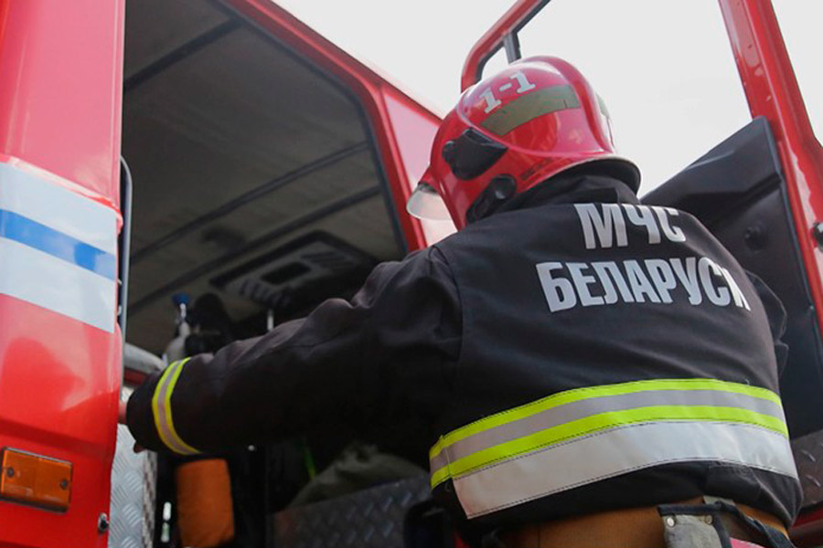 Пожар в деревне Залесье — сгорела хозпостройка