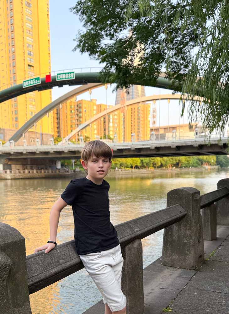 11-летнего хоккеиста из Кобрина пригласили в Китай на съемки брендовой спортивной одежды — они с мамой проведут там все лето