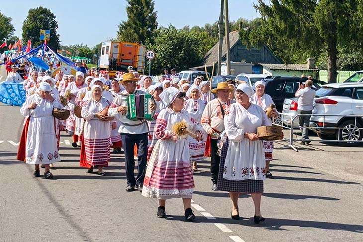 В Городце отмечают районный фестиваль-ярмарку тружеников села «Дажынкі-2025» — как проходит праздник