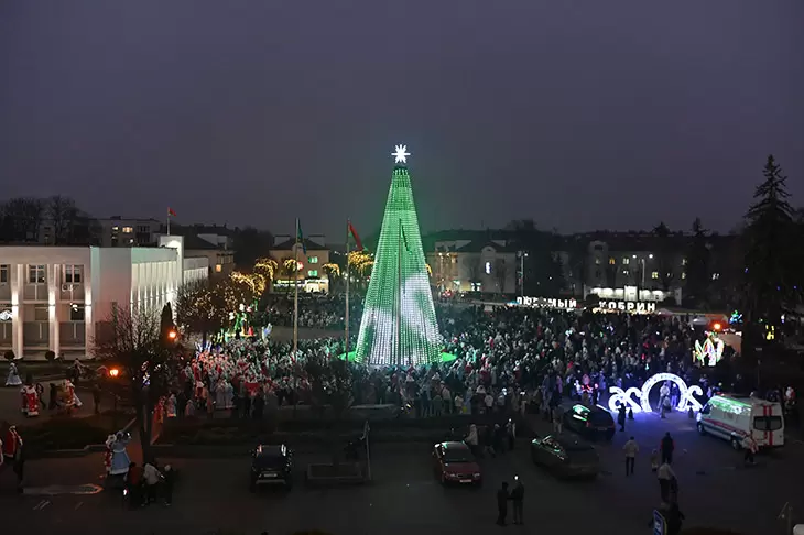 В Кобрине зажгли огни на главной ёлке: парад новогодних волшебников дал старт зимним праздникам
