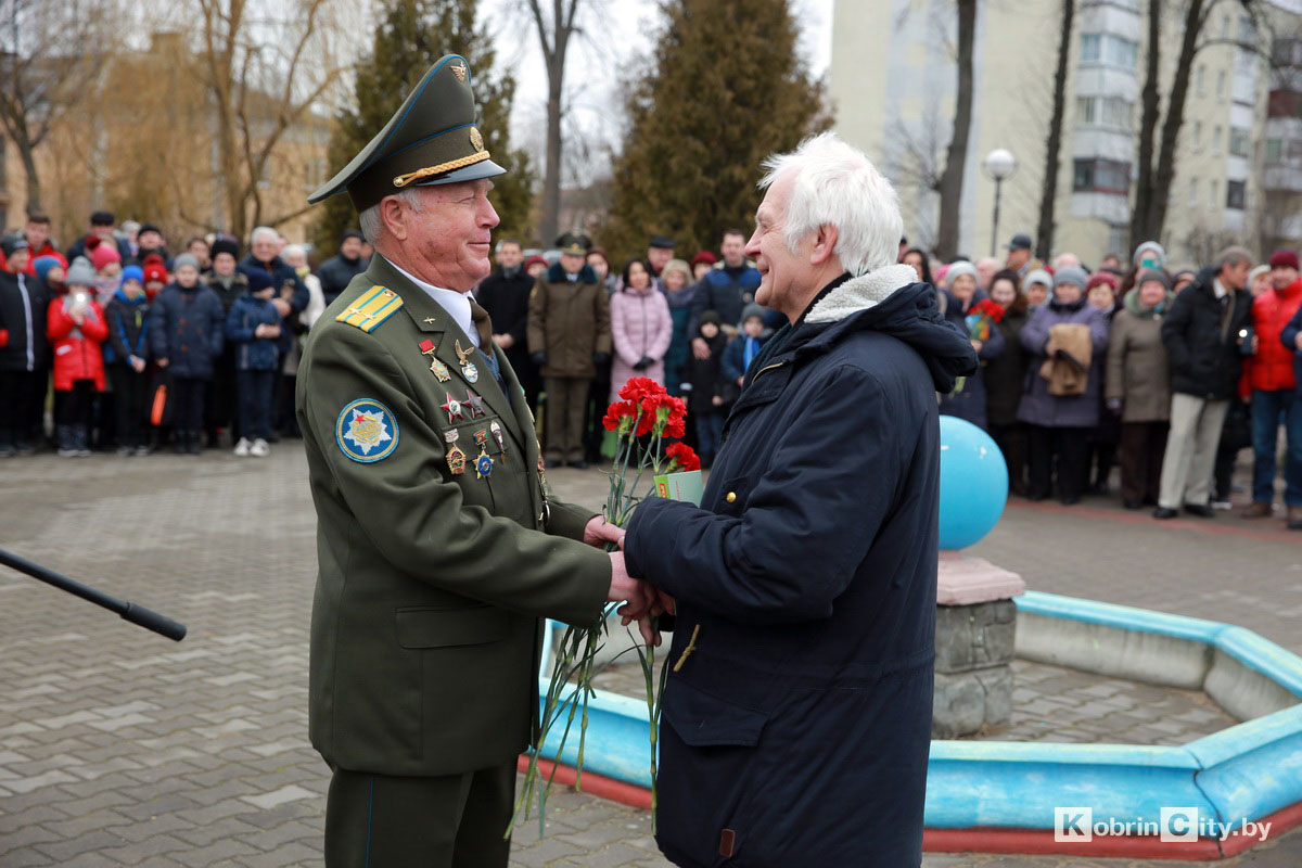 Ветеран Андрей Владимирович Мелинчук и скульптор Геннадий Семенович Абрамов