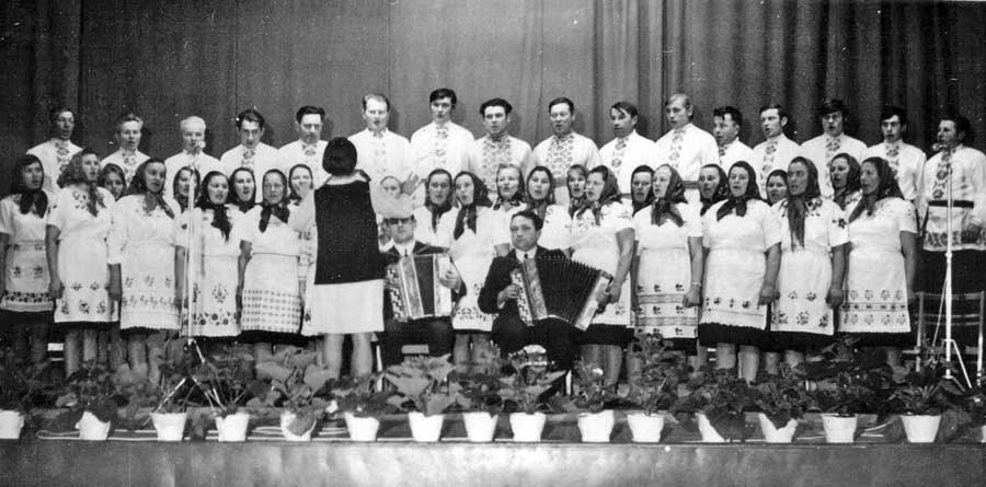 Как сельская учительница сберегла «колышни уборы», которым по 200 лет, печет караваи на все случаи жизни и возродила «Вечерки»