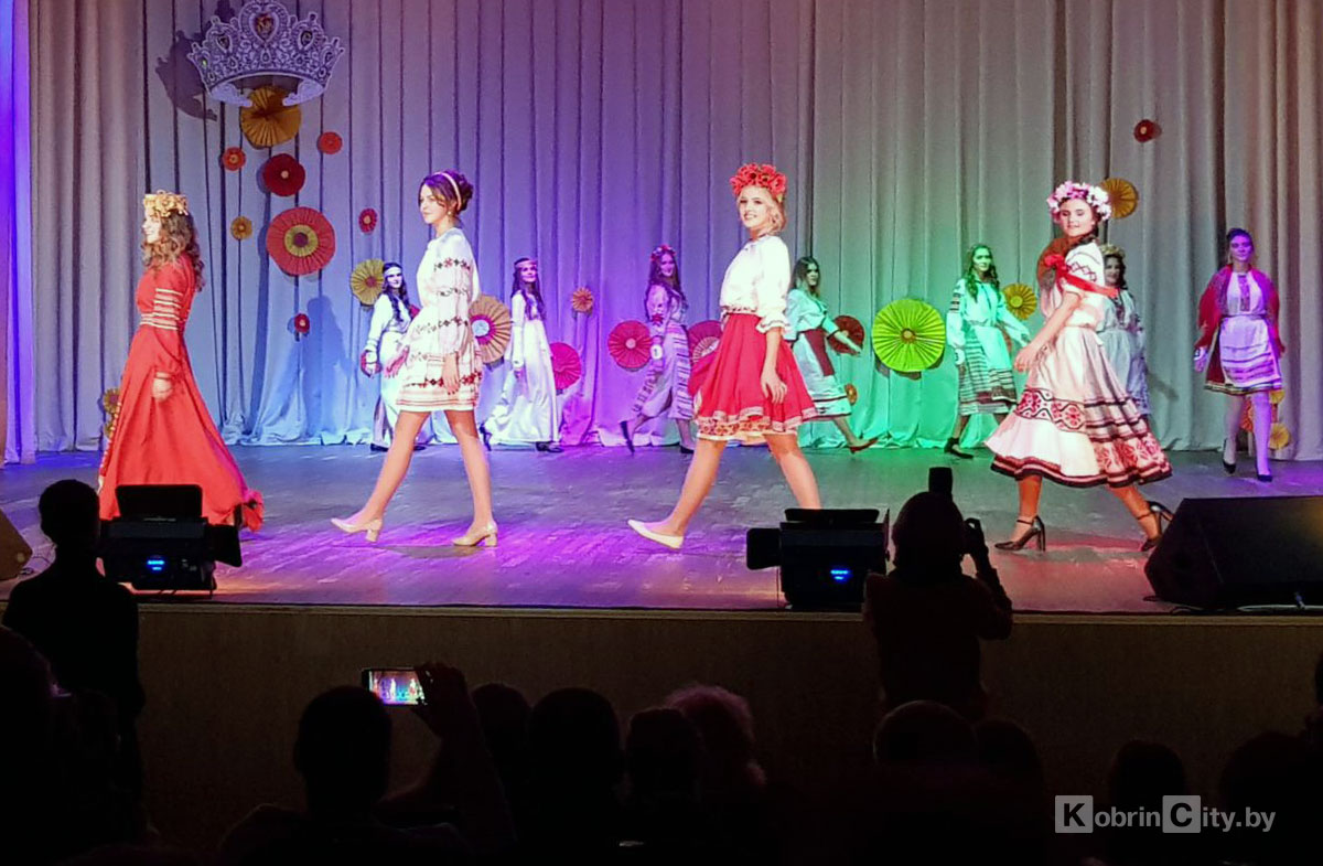 В Кобрине выбрали «Королеву Осень-2019»