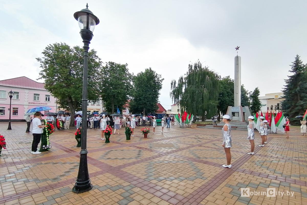 Под брызги фонтана, детский смех и музыку поколений. Кобрин встретил свой праздник