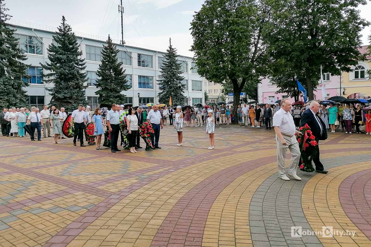 Под брызги фонтана, детский смех и музыку поколений. Кобрин встретил свой праздник