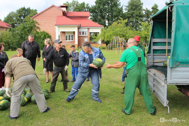 Сладкий подарок для искренних сердец. Коммунальщики города привезли собственные арбузы ребятам из Кобринской детской деревни