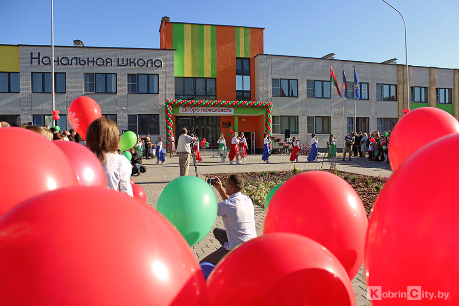 1 сентября в Кобрине открыли 10-ю школу. Первый звонок прозвенел для 11 463 учеников района