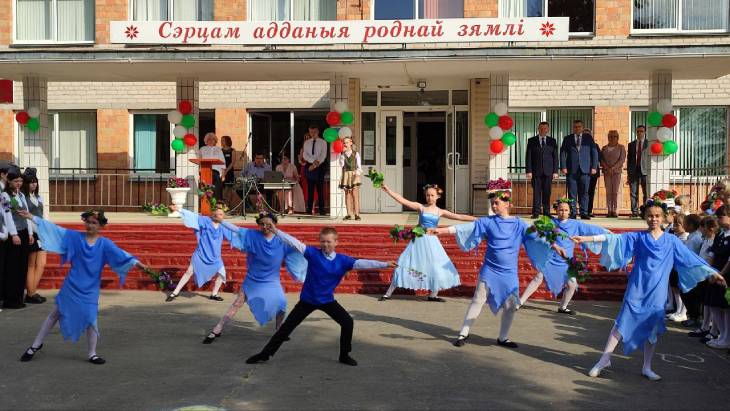 558 выпускников Кобринского района 25 мая простились со школой — для них прозвенел символичный последний звонок