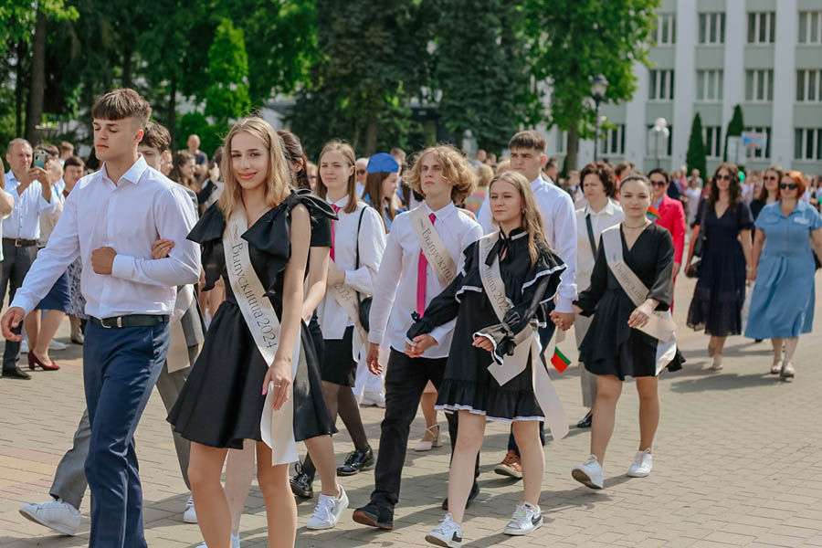 На Кобринщине «Последний звонок-2024» прошел в новом формате — более 400 выпускников торжественно простились со школой на главной площади города