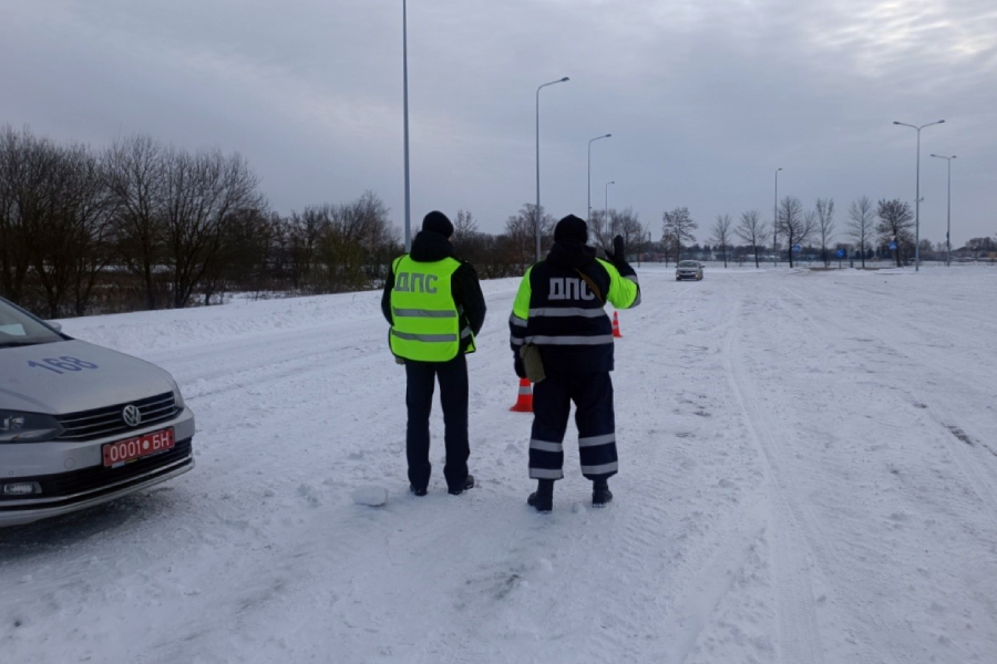 Легко ли остановить автомобиль на летней резине — в Кобрине сотрудники ГАИ провели эксперимент
