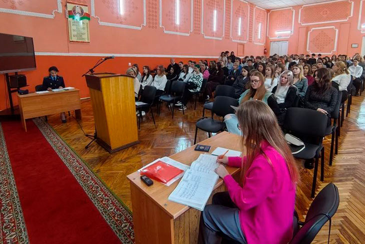 В Брестском колледже легкой промышленности прошел выездной суд по делам выпускников: не отработали распределение