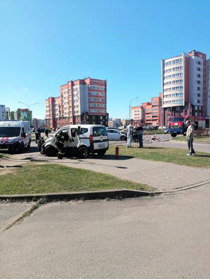 ДТП на ул. Дружбы в Кобрине: «Fiat» не уступил дорогу «Renault» – пострадали оба водителя
