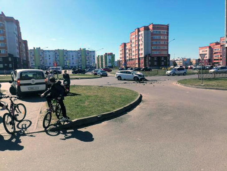 ДТП на ул. Дружбы в Кобрине: «Fiat» не уступил дорогу «Renault» – пострадали оба водителя