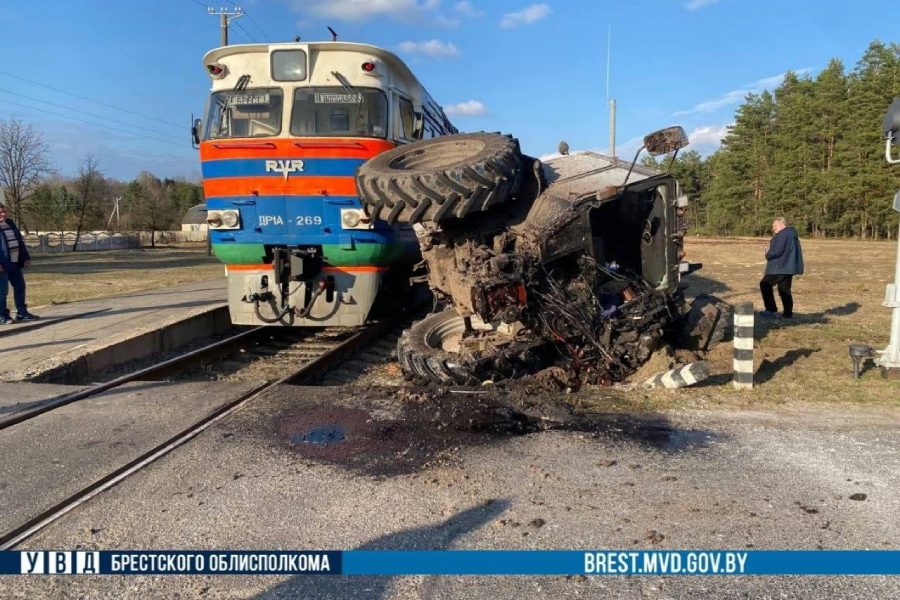 Поезд столкнулся с трактором в Брестском районе