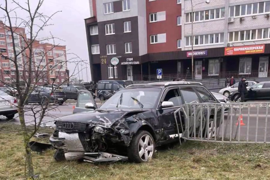 В Кобрине «Ауди» не разминулся с другим автомобилем и протаранил забор (видео)