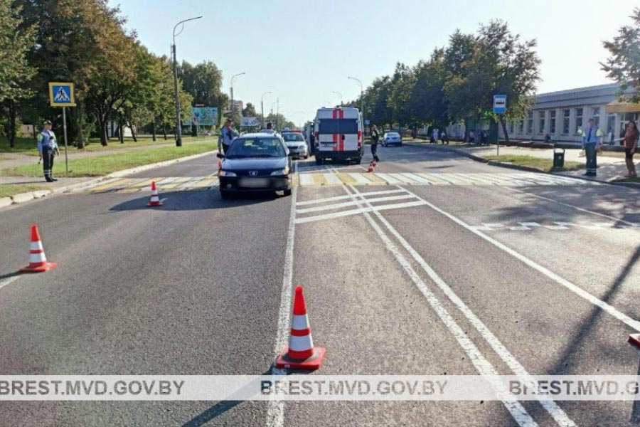 В Кобрине легковушка сбила женщину на пешеходном переходе возле ТЦ «Алиса» – ее госпитализировали с травмами