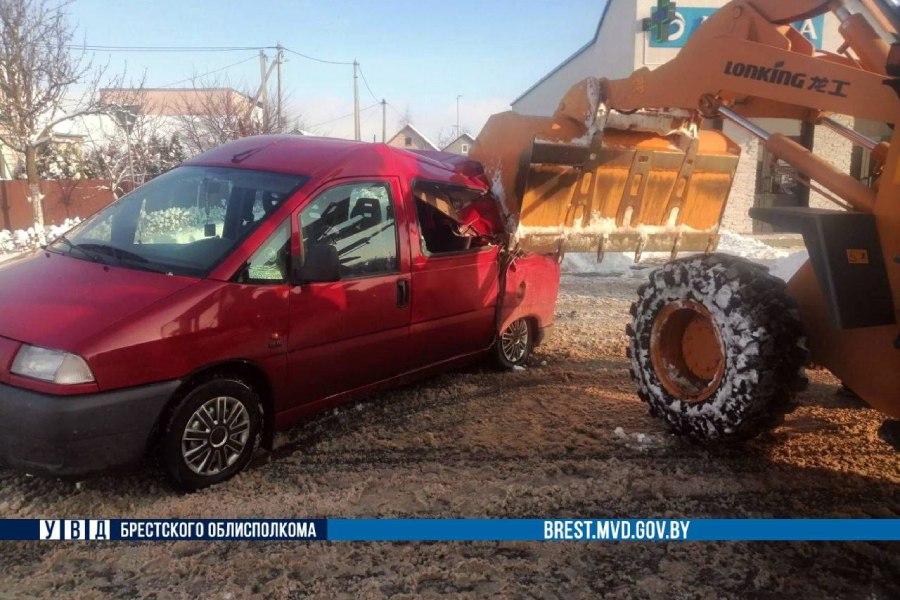 В Кобринском районе 29-летняя водитель съехала в кювет, после чего автомобиль опрокинулся