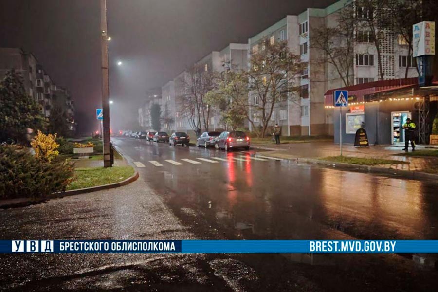 Бесправник сбил пешехода на переходе в Кобрине. Женщину госпитализировали, водитель скрылся
