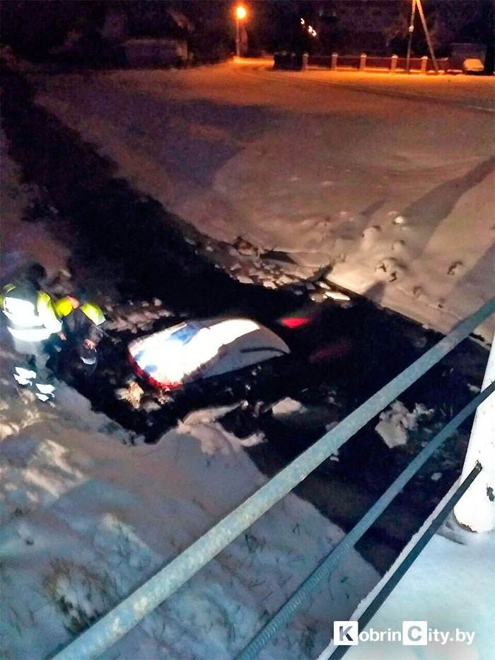 В Кобрине Nissan заехал в канал: ранее водитель трижды привлекался за пьяную езду