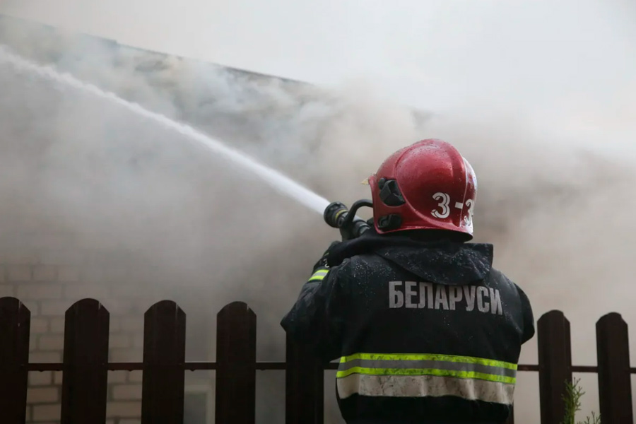 Ночной пожар в деревне Оса — загорелся дом
