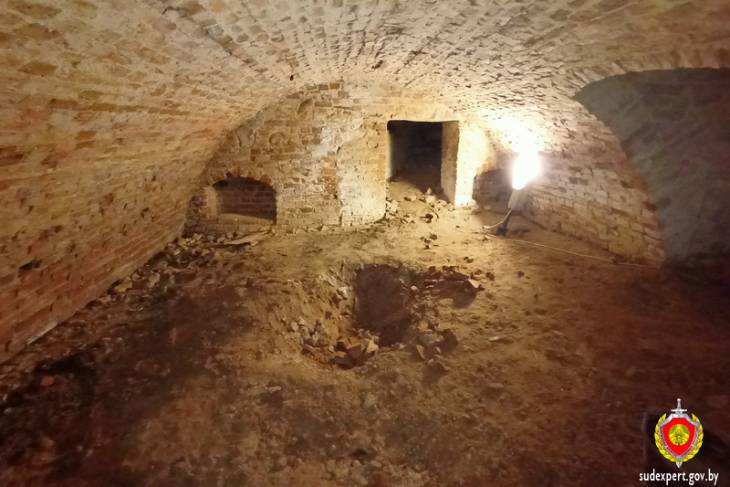 Не менее 20 человеческих останков нашли в подвале храма деревни Буховичи Кобринского района — 13 из них детские
