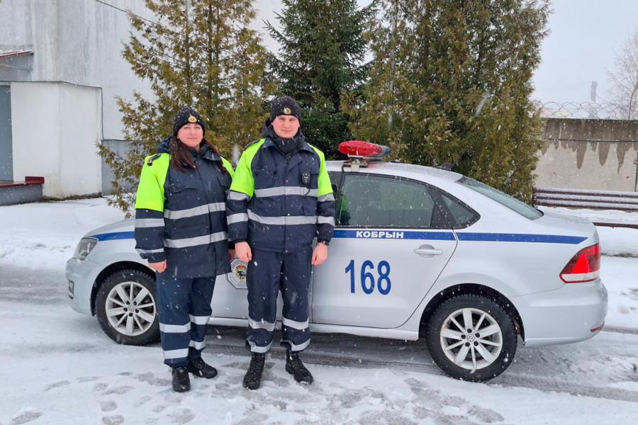 Сотрудники кобринской милиции помогли автомобилям выбраться из снега – в одном из них был младенец