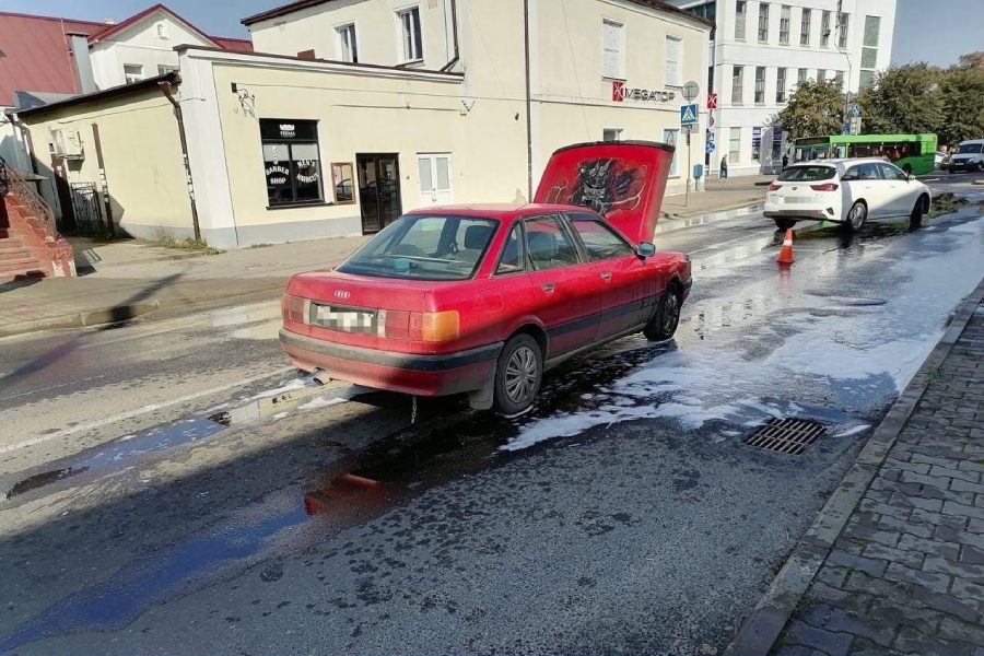 В Кобрине во время движения по улице Интернациональной загорелась иномарка. Как устранить пожар в автомобиле