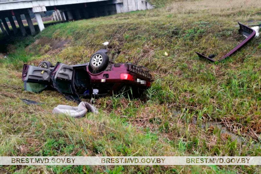 Кобринчанка и ее пассажирка пострадали в ДТП – съехали в мелиоративный канал и перевернулись