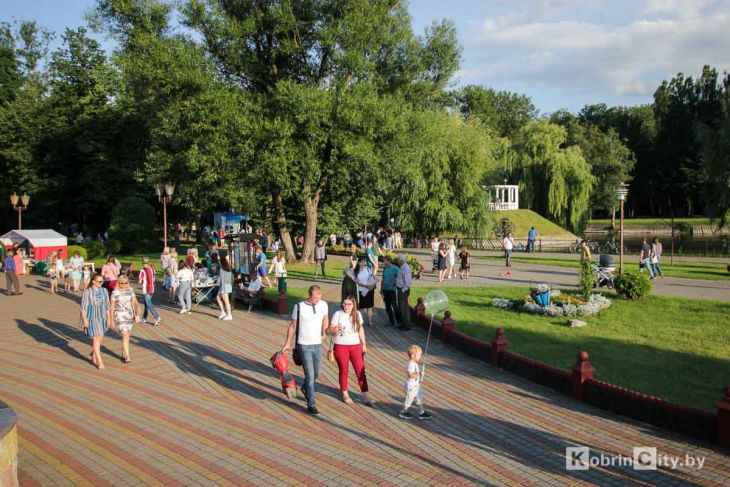 Шоу, дискотека, розыгрыши — программа закрытия сезона в Кобринском парке 22 сентября