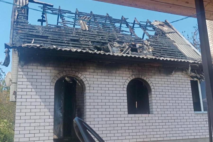 Кобрин: из-за пожара семья с тремя детьми оказалась без крова, 17-летняя дочь прыгнула со второго этажа и повредила позвоночник