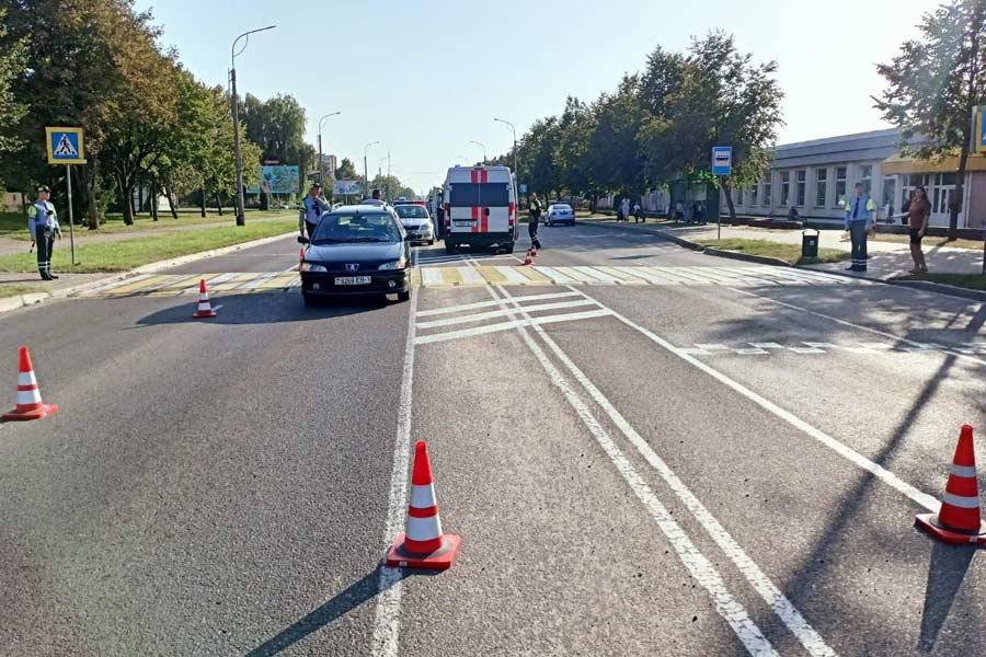 27 сентября в Кобрине «Пежо» сбил женщину на пешеходном переходе возле ТЦ «Алиса» – ОГАИ ищет очевидцев